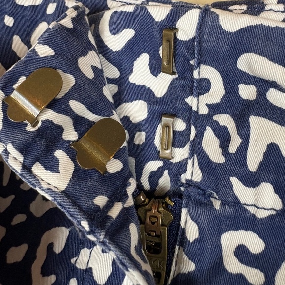 Vineyard Vines Blue/White Animal Print Shorts; Size 12 - Picture 6 of 13